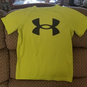 Youth medium size Hurley shirt in excellent condition. Greenish yellow color